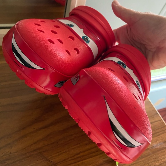 New Crocs X Disney Pixar Cars Lightning McQueen Classic Clogs Size 9M 11W - Picture 4 of 10